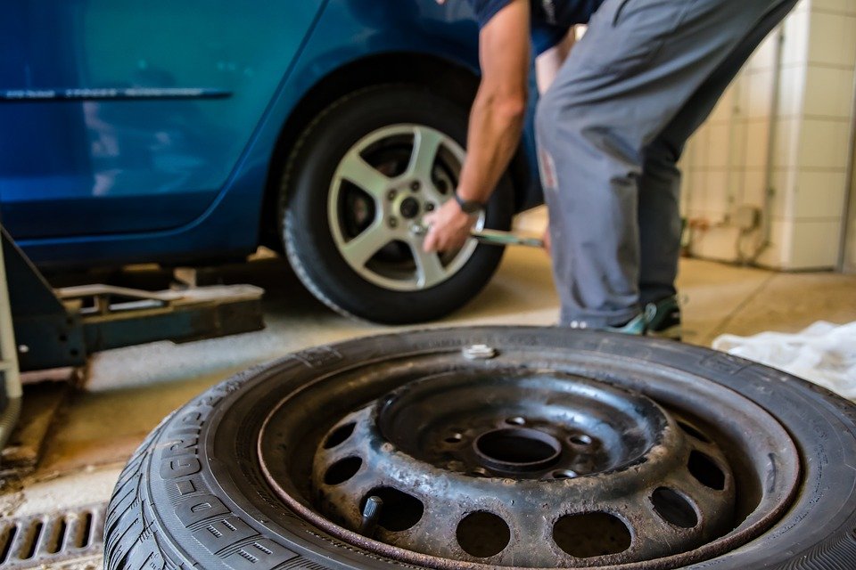 Ako si pri prezúvaní zimných pneumatík za letné nezničiť auto